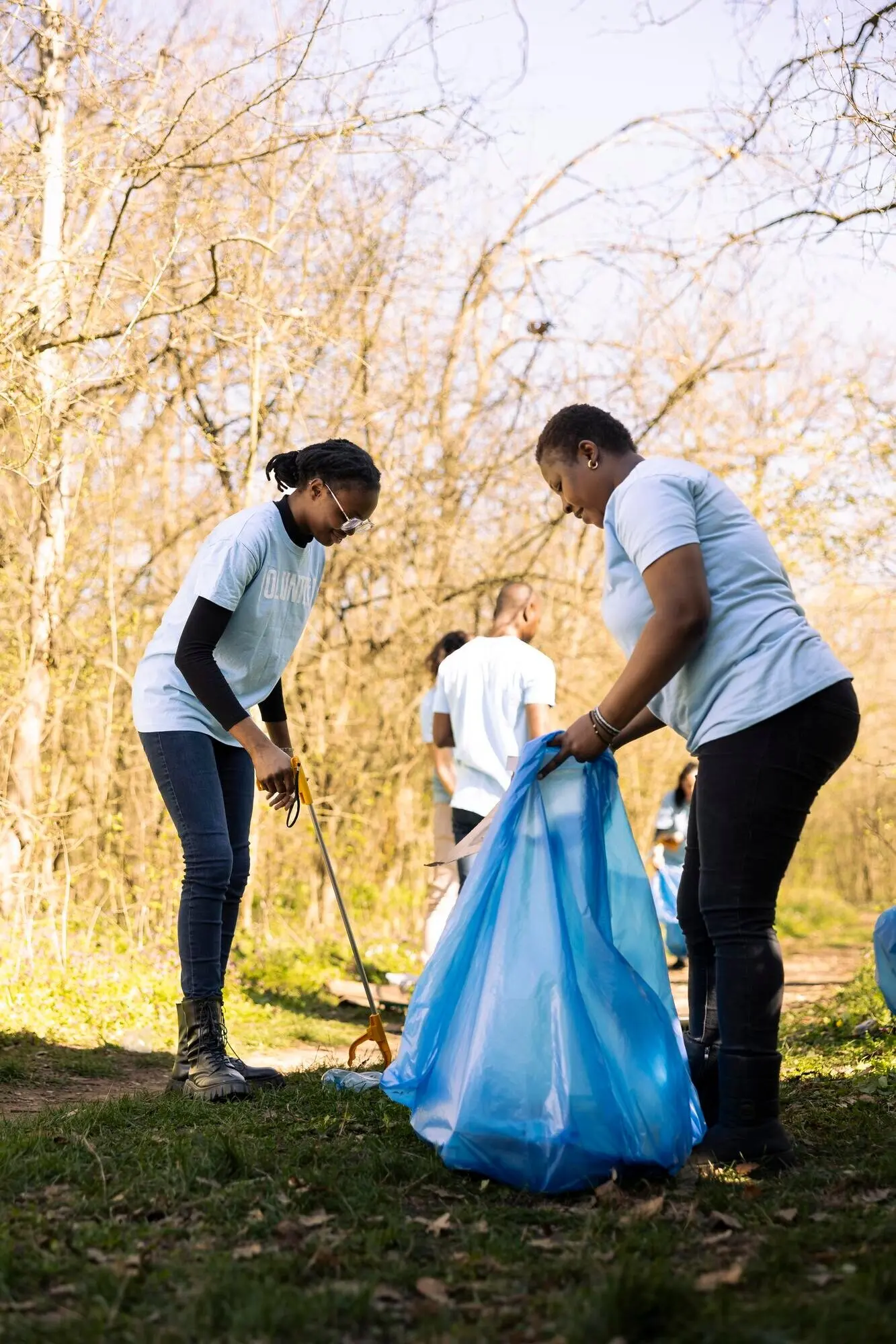 Команда афроамериканских волонтёров, которая работает над очисткой леса от мусора.